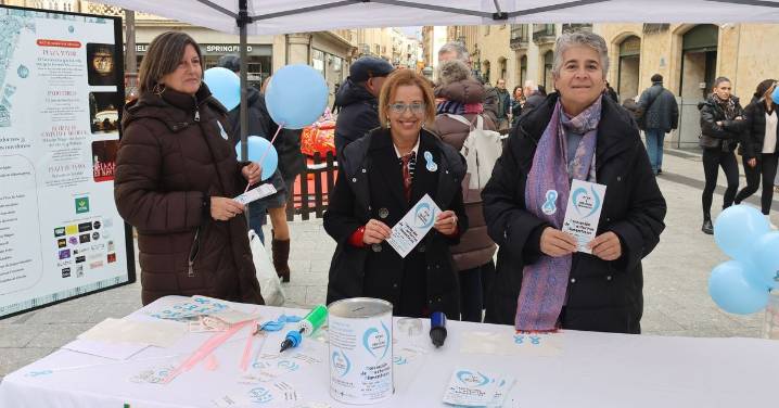 Mesa de información de la Asociación de Trastornos Alimentarios y Obesidad de Salamanca
