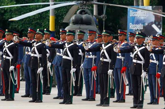 Honran a hombres y mujeres que defienden el espacio aéreo venezolano