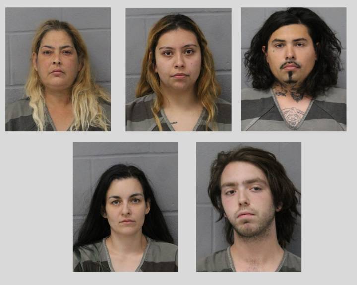 Rescatan a mujer encadenada y torturada durante meses en una casa de Texas: varios hispanos detenidos