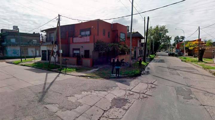 Una joven de 16 años asesinó a puñaladas a su novio de 20 y escapó