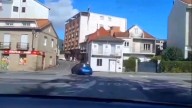 La policía de Poio graba a un conocido delincuente huyendo despavorido y haciendo temeridades con un coche