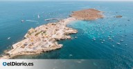 La belleza de la isla habitada más pequeña de España, en una Reserva Natural Marina y con un casco antiguo amurallado