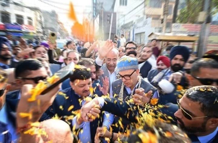 Jammu accords warm welcome to CM Omar Abdullah on arrival after Darbar Move