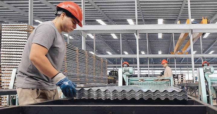 La industria sigue en caída, pero hay una mejora de las expectativas