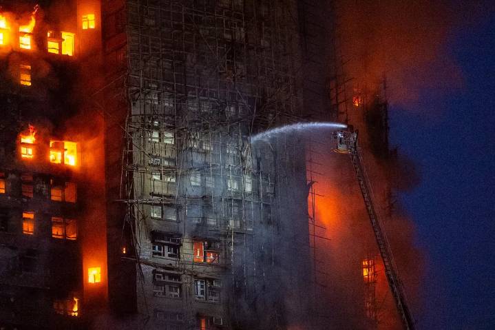 Al menos 36 muertos en incendio en complejo de rascacielos residenciales en Hong Kong