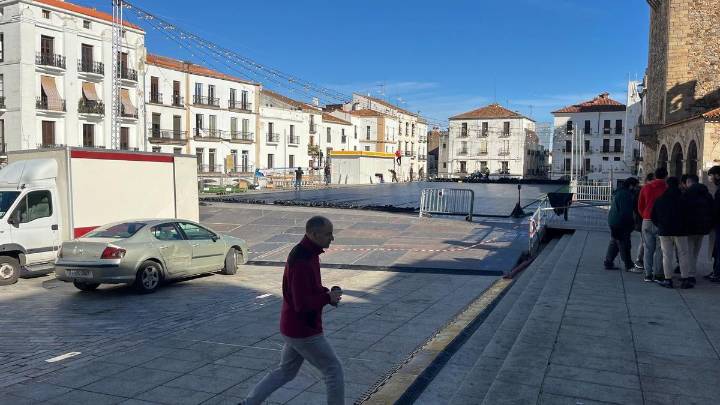 La pista de patinaje de la plaza Mayor de Cáceres ultima su montaje y comenzará a generar el hielo en las próximas horas