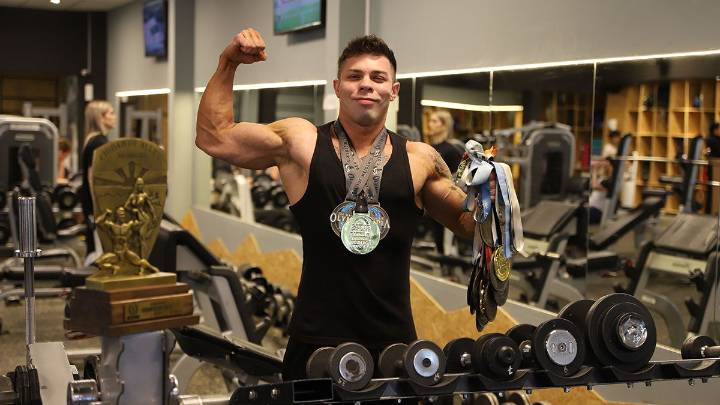 Estudia Nutrición, es creador de contenido y se consagró campeón de fisicoculturismo