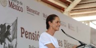 Durante entrega de Tarjetas Mujeres Bienestar por parte de Sheinbaum en Palizada, Campeche, pobladores piden medicina