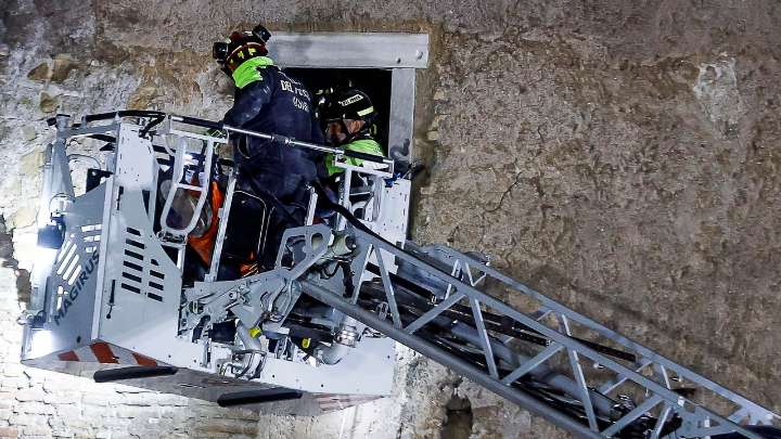 Muere en el hospital el obrero rumano rescatado tras pasar once horas atrapado por el derrumbe de una torre medieval en Roma