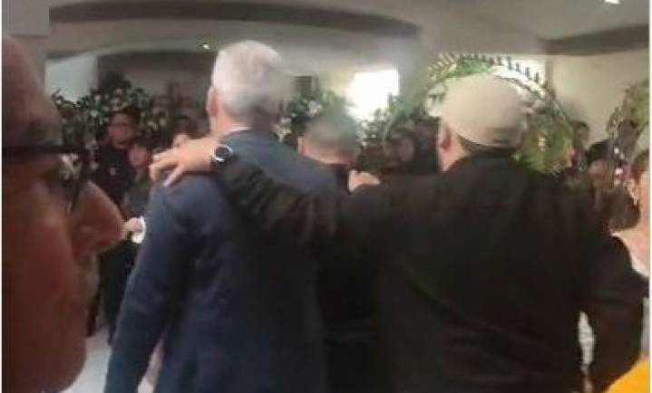 Exigen justicia ante Ramírez Bedolla asistentes a funeral de Carlos Manzo