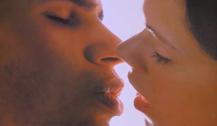 ¿Se pueden transmitir las bacterias bucales por los besos?