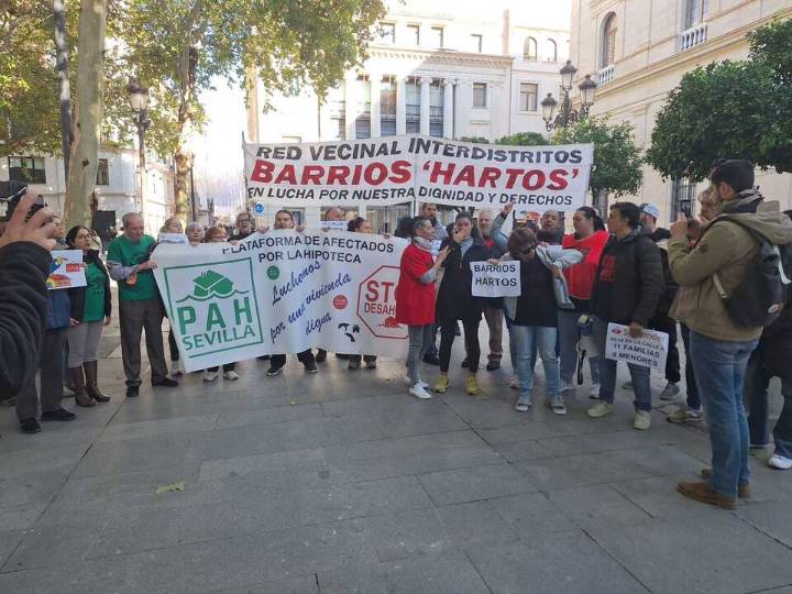 Piden la paralización del desalojo de once familias con nueve menores en el barrio de Palmete