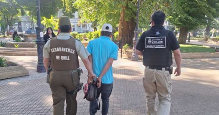 Detienen a extranjero por porte y consumo de drogas en plaza de Chillán