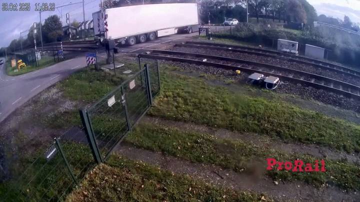 Un tren arrolla a un camión lleno de peras y 5 personas resultan heridas