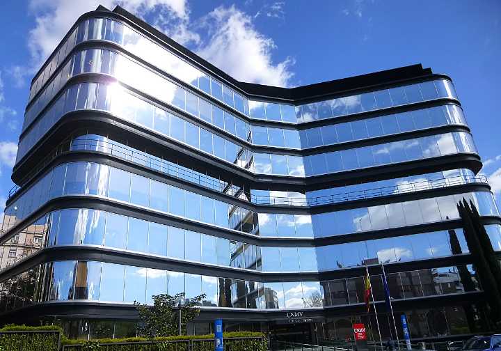 La CNMV multa con 5 millones a Twitter por anunciar 'chiringuitos financieros' sin verificar su legalidad