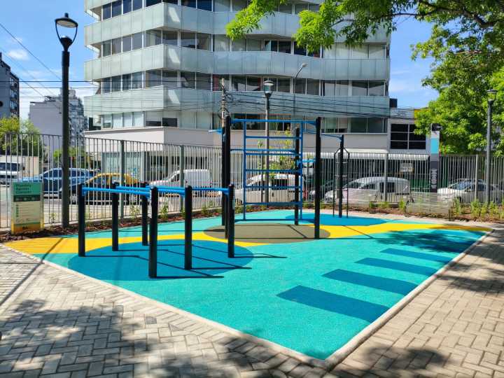 Reabrió la Plazoleta Agustín Comastri con nuevos espacios para todas las edades