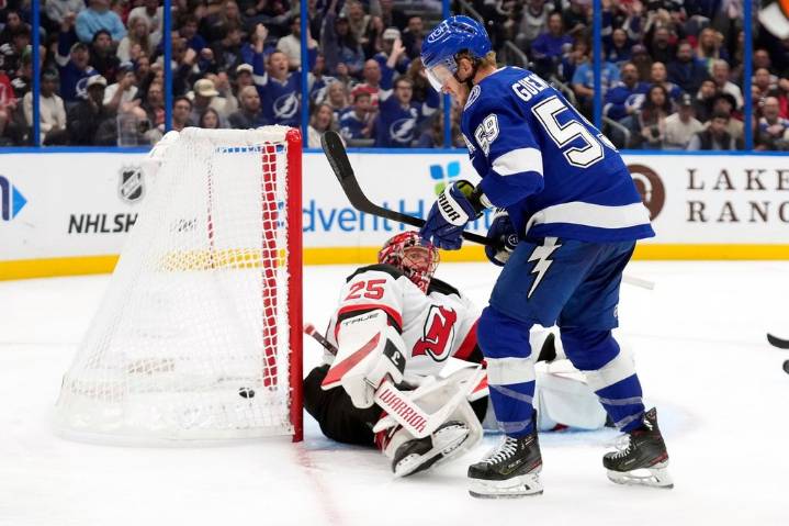 Guentzel gets 8th career hat trick as Lightning beat Devils 5