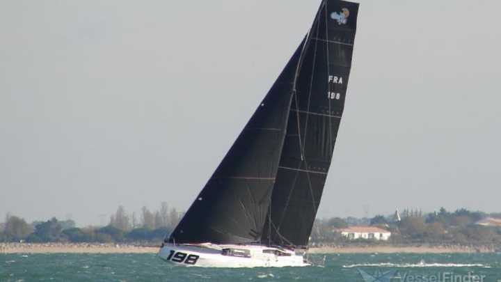 Salvamento evacúa al tripulante de un velero francés que participaba en la regata Café L'Or