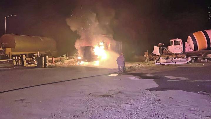 Corto circuito causa incendio en camión de volteo