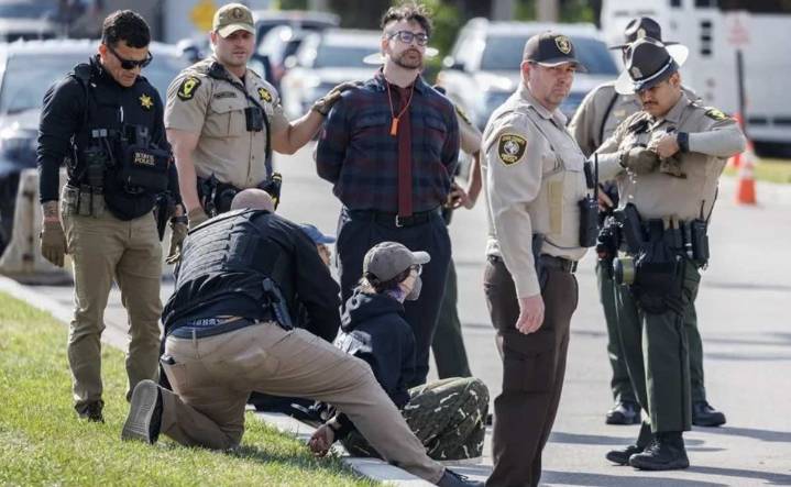Arrestan a 21 manifestantes en una protesta fuera de una instalación de inmigración en Chicago