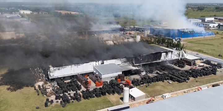Fuego, explosiones y destrucción en Ezeiza: las imágenes del día después, desde el dron de Infobae