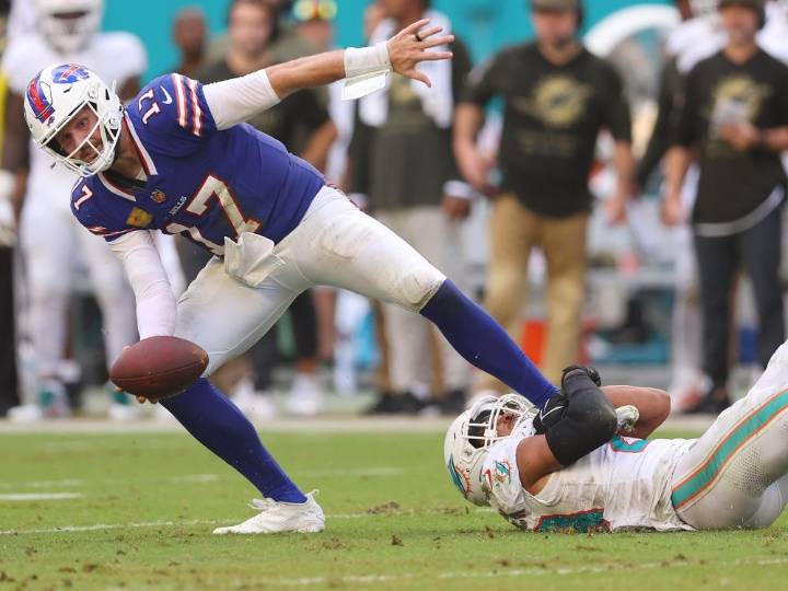 Bills fan begs ‘cursed’ Toronto supporters to stop cheering