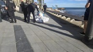 Despliegue de 30 policías locales y guardias civiles para frenar el top manta en el paseo marítimo de Torrevieja