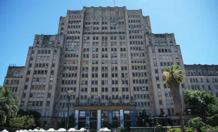 Estudiante cayó del séptimo piso de Facultad de Medicina y murió