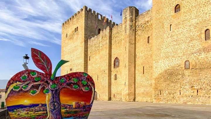 El pueblo de Castilla y León que luchará por la iluminación navideña de Ferrero Rocher: es famoso por sus manzanas