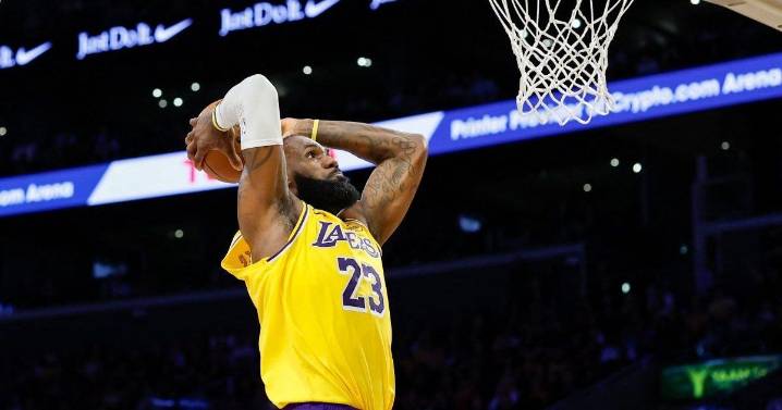 LeBron James celebra con victoria su récord de 23 temporadas en la NBA