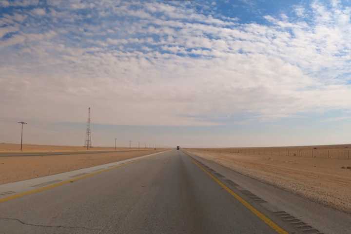 La carretera recta más larga del mundo es todo un reto mental: 240 km sin curvas, en pleno desierto y con tráfico de camiones