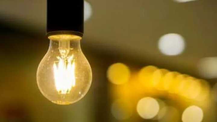 Las familias pagarán más de luz que las empresas este verano