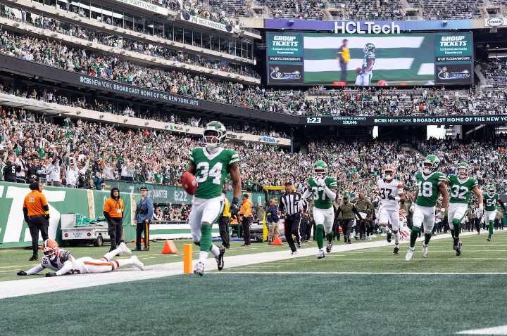 Jets beat Browns after trading away their best players