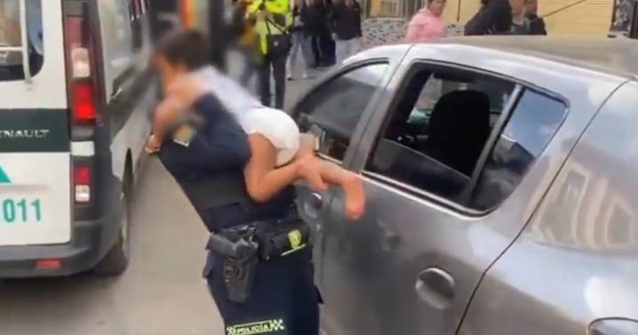 ¡Indignación en Colombia! VIDEO del rescate de un niño abandonado por horas dentro de un auto