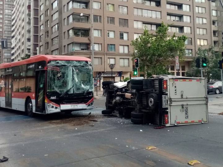 Choque entre bus RED y camión tres cuartos provoca cierre de importante cruce en el centro de Santiago