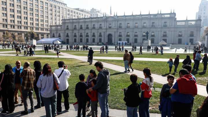 Encuesta Bicentenario UC 2025: Aumenta el conflicto entre derecha e izquierda, la adhesión al voto obligatorio y las tensiones entre chilenos e inmigrantes