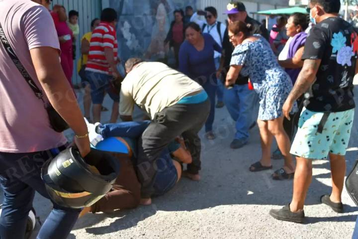 Vecinos se agarran a golpes durante bloqueo al transporte Ko´ox en Siglo XXI, Campeche