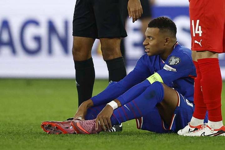 Mbappé no jugará con Francia el domingo por los exámenes de su tobillo previstos en Madrid
