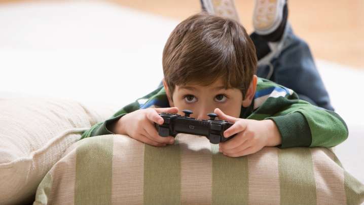 Is it legal to leave kids home alone in Indiana on Thanksgiving break?