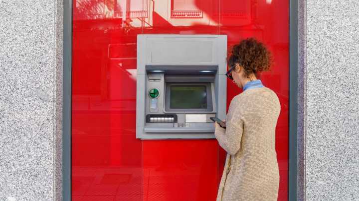 4 easy tips to avoid bank fees