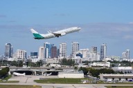 Bipartisan bill aims to pay air traffic controllers during future shutdowns