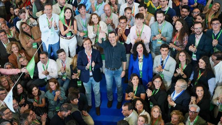 Juanma Moreno pide al PP andaluz que "redoble esfuerzos" tras la crisis sanitaria para mantener la "mayoría estable"