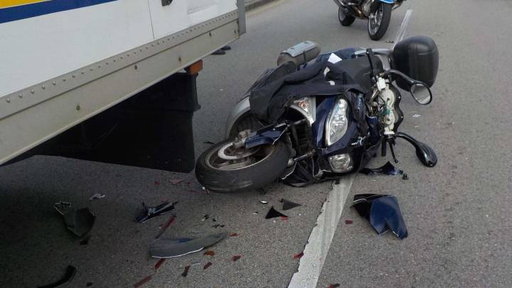 Muere un motorista tras caer del vehículo en Canovelles