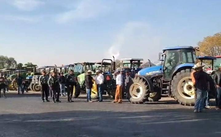 Agricultores y transportistas desquician carreteras en varios estados del país