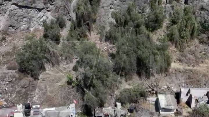 Camioneta de carga se va al barranco en Ecatepec