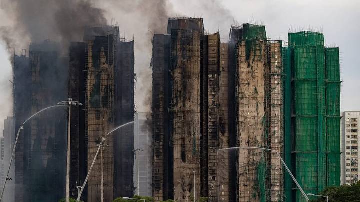 Tragedia en Hong Kong: Ya son 128 muertos y 200 siguen desaparecidos tras devastador incendio
