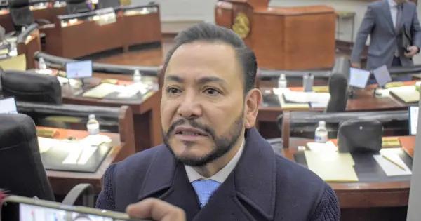 Serrano blinda a Arreola tras controversia por iniciativa de deuda