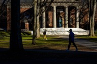 Más de 1,100 empleados de Harvard piden aumentos salariales