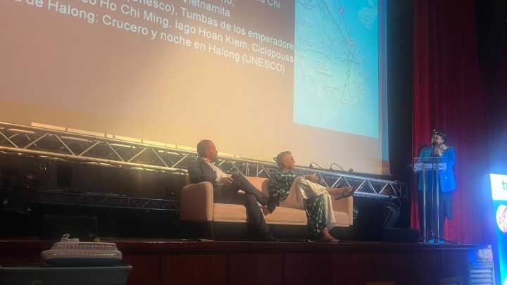 Azul Marino presenta en Burela (Lugo) su nueva temporada de viajes para 2026