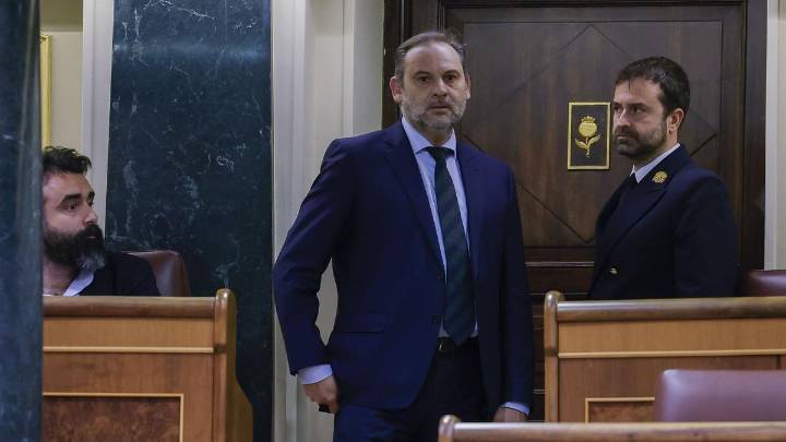 La entrada de Ábalos en prisión merma la mayoría parlamentaria del Gobierno y da más poder a Junts